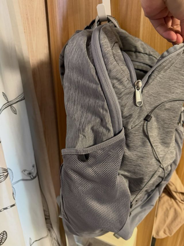 The North Face 灰色輕量後背包